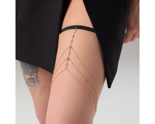 Золотистый аксессуар на бедро с оригинальным дизайном