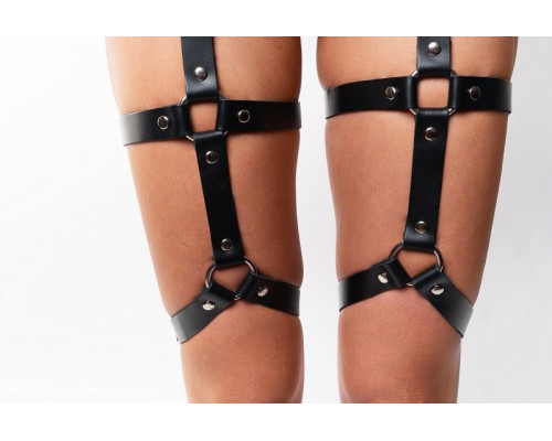 Стильные черные гартеры на регулируемых ремешках