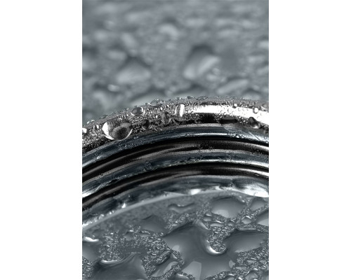 Металлическое кольцо на пенис