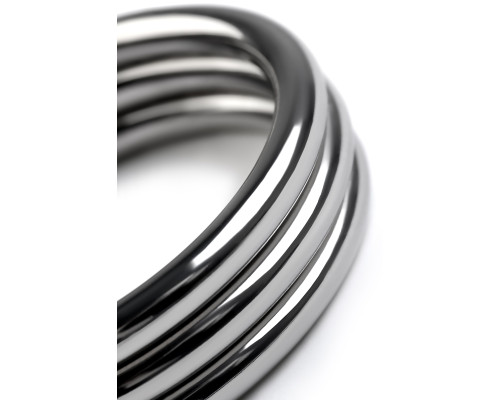 Металлическое кольцо на пенис