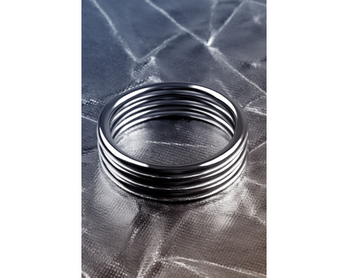 Металлическое кольцо на пенис