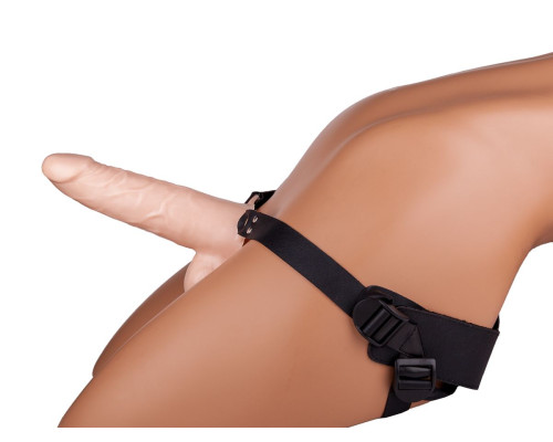 Пустотелый реалистичный фаллопротез на ремешках с заклепками - 18,5 см.