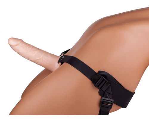 Пустотелый реалистичный фаллопротез на ремешках с заклепками - 17,5 см.