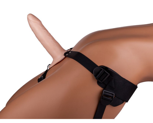 Пустотелый реалистичный фаллопротез на ремешках с заклепками - 16,5 см.