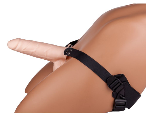 Реалистичный фаллопротез на ремешках с заклепками - 18 см.