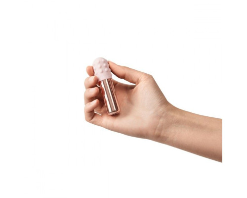 Пудровая вибропулька Le Wand Bullet с 2 нежными насадками