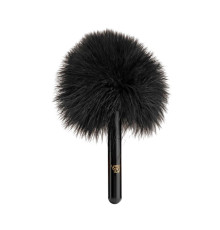 Черная перьевая кисточка с гладкой ручкой