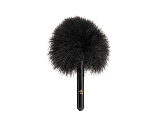 Черная перьевая кисточка с гладкой ручкой