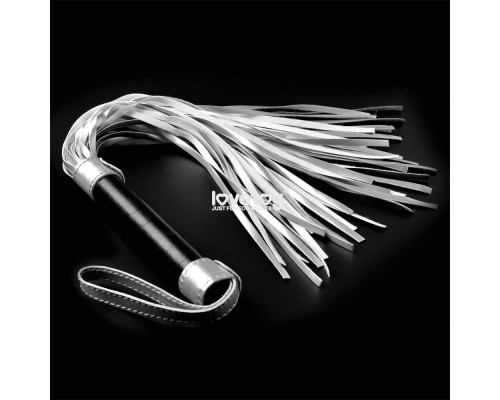 Серебристая плетка Struggle My Flogger с черной ручкой - 45 см.