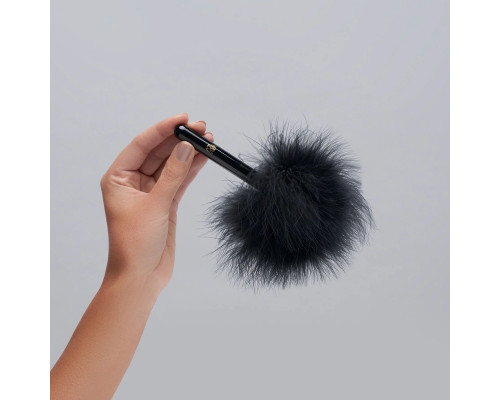 Черная перьевая кисточка с гладкой ручкой