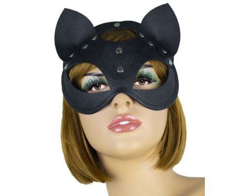 Маска кошки с металлическими заклепками