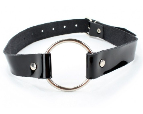 Кляп-кольцо на чёрных лаковых ремешках