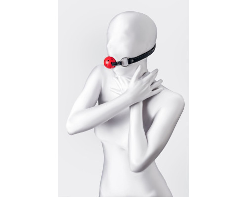 Красный кляп-шар на черных ремешках