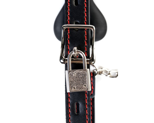 Черный кляп-трензель Theatre в виде косточки с зажимами для сосков