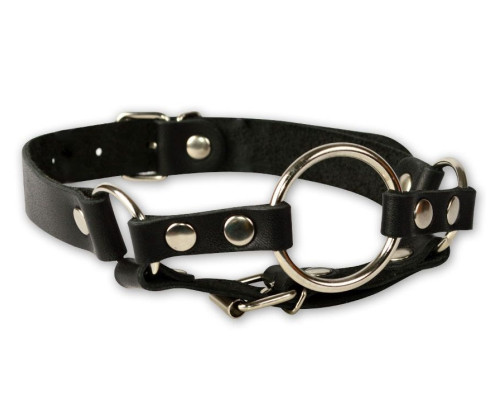 Кляп-кольцо на чёрных кожаных ремешках с застёжкой