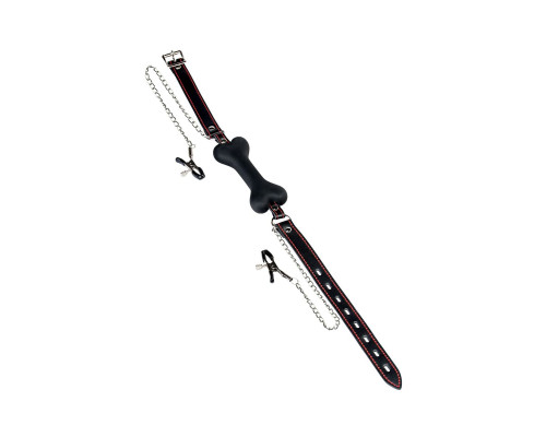 Черный кляп-трензель Theatre в виде косточки с зажимами для сосков
