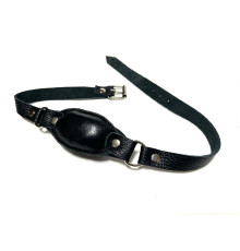 Черный кожаный кляп на ремешках с пряжкой