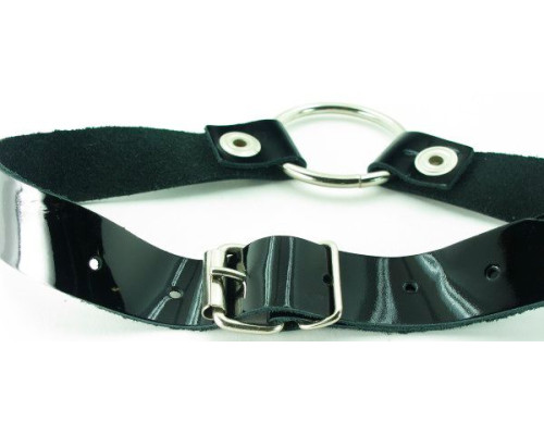 Кляп-кольцо на чёрных лаковых ремешках с кнопками