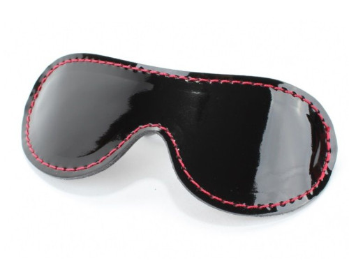 Чёрная перфорированная маска из кожи с красной строчкой