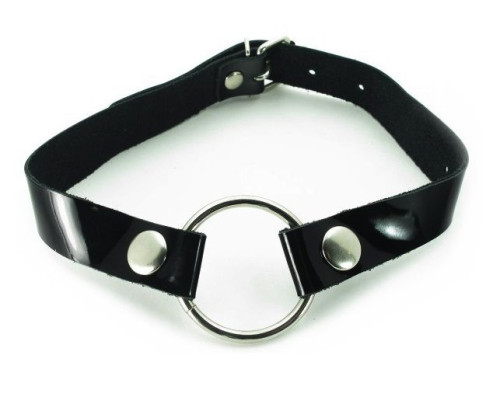 Кляп-кольцо на чёрных лаковых ремешках с кнопками