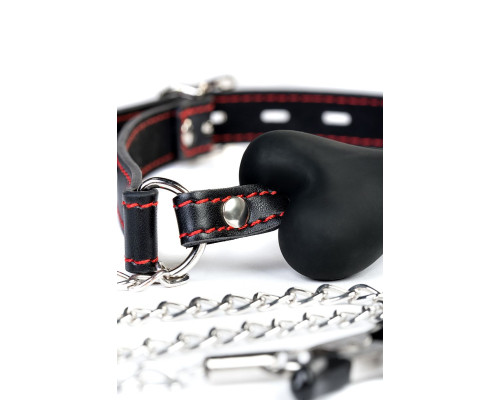 Черный кляп-трензель Theatre в виде косточки с зажимами для сосков