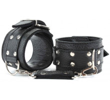 Черные кожаные наручники с пряжкой