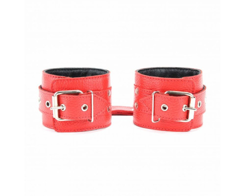 Красные кожаные наручники