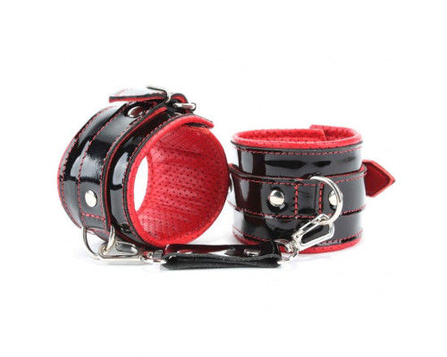 Лаковые чёрно-красные перфорированные наручники