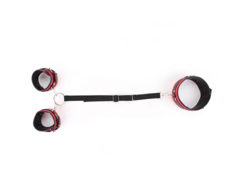 Красно-черная фиксация из перфорированной кожи