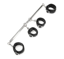 Две пары черных фиксаторов для рук и ног на металлической распорке Spreader Bar