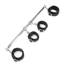 Две пары черных фиксаторов для рук и ног на металлической распорке Spreader Bar