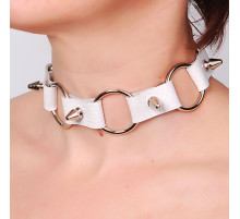 Кожаный белый ошейник с кольцами и шипами