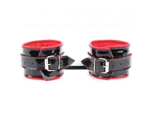 Лаковые чёрно-красные перфорированные наручники