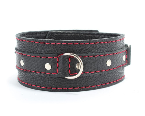 Черный ошейник из натуральной кожи с красной строчкой и заклепками