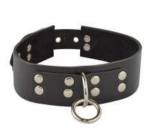 Черный кожаный ошейник с кольцом и клепками