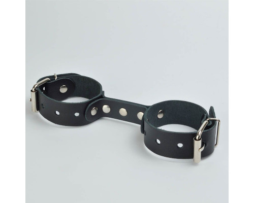 Черные кожаные наручники-фиксатор