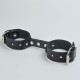 Черные кожаные наручники-фиксатор