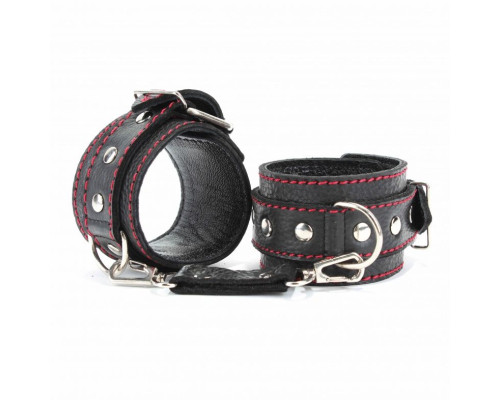 Черные наручники из натуральной кожи с красной строчкой