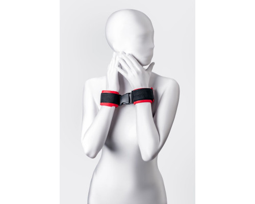 Красно-черные велюровые наручники Anonymo