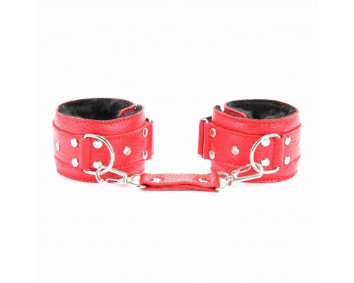 Красные кожаные наручники с меховым подкладом