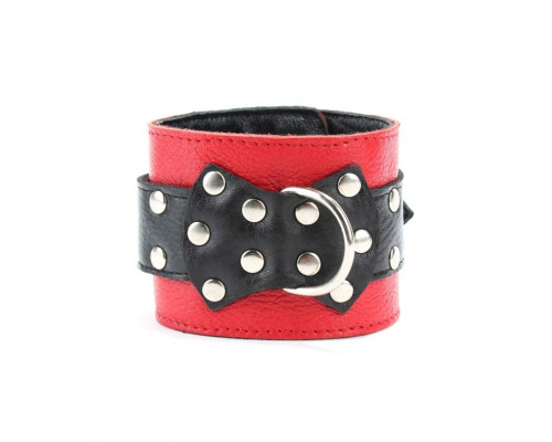 Красные наручники с чёрными проклёпанными ремешками с пряжкой