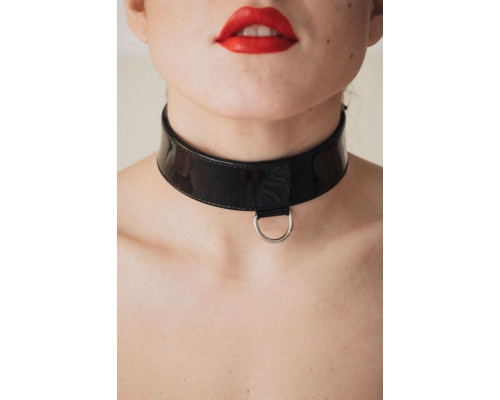 Черный лаковый ошейник на пряжке с мягким подкладом