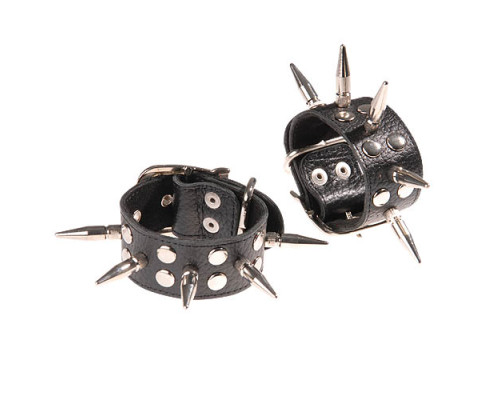Черные кожаные наручники с шипами и заклепками