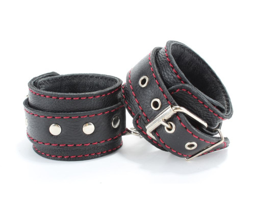 Черные наручники из натуральной кожи с красной строчкой