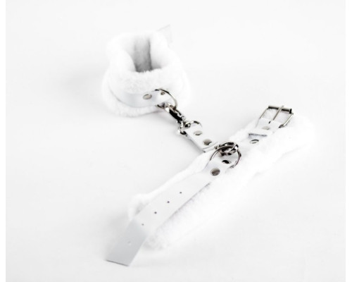 Белые кожаные наручники с нежным мехом