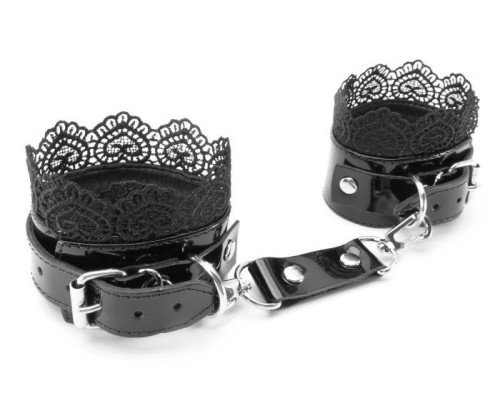 Изысканные чёрные наручники с кружевом