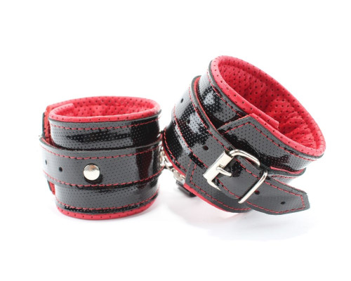 Лаковые чёрно-красные перфорированные наручники