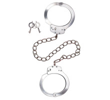 Металлические оковы на ноги