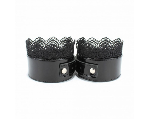 Изысканные чёрные наручники с кружевом