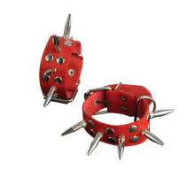 Красные кожаные наручники с шипами и заклепками